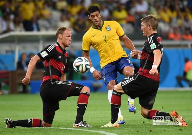 在今天淩晨進行的世界盃準決賽中，德國隊上半場就以5比0領先，並最終以7比1的驚人比分血洗巴西隊