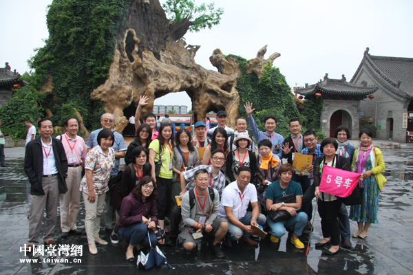 兩岸文化聯誼行的近百位臺灣文化界人士來到洪洞大槐樹尋根
