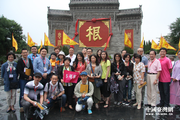 　7月9日，臺灣文化界人士來到“根”影壁前合影