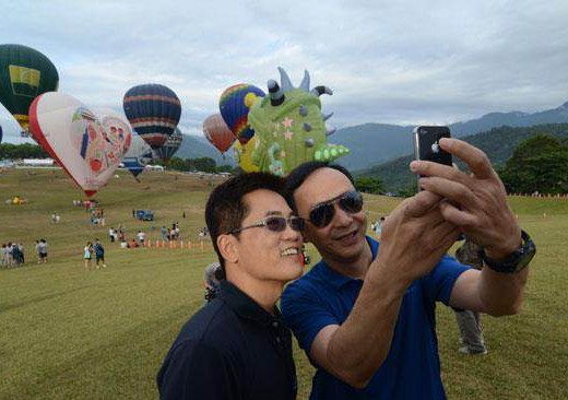 新北市長朱立倫在臺東縣長黃健庭帶領下，體驗熱氣球的獨特魅力，還在現場玩起自拍