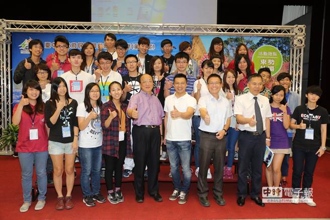 臺中市長胡志強（左五）勉勵青少年“告別懶人包，迎向新人生”。
