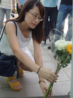 臺灣松山機場擺白玫瑰悼罹難者 網友發起眾民眾聲援
