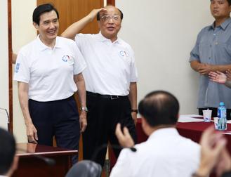 馬英九胡志強兩人身穿同款T恤為臺中選舉造勢