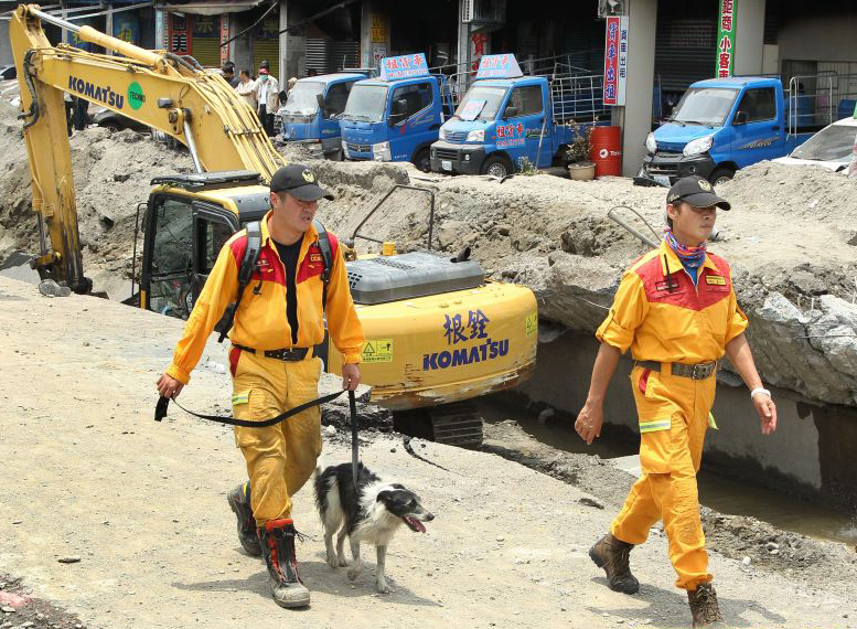 臺灣消防人員帶著搜救犬前往搜救有無生還者