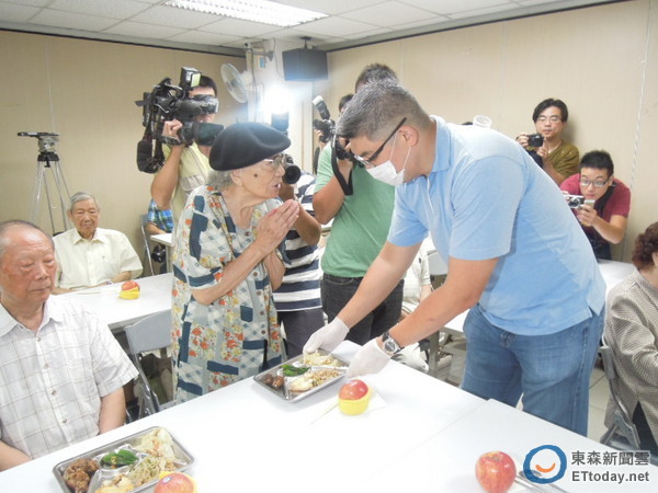 民黨臺北市長參選人連勝文今天與老人共餐，親自為長輩打菜、端飯