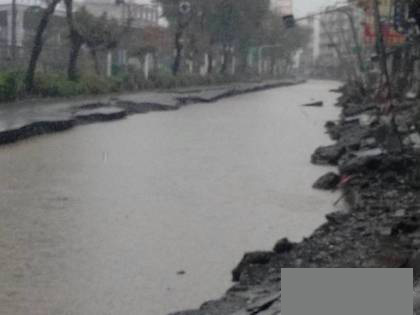高雄氣爆災區受大雨侵襲 道路淹成小河
