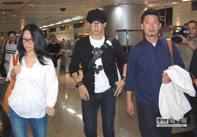臺灣演員柯震東在北京因吸毒被捕後，前往探視的柯震東父親柯耀宗夫妻和哥哥，今天清晨搭機返臺