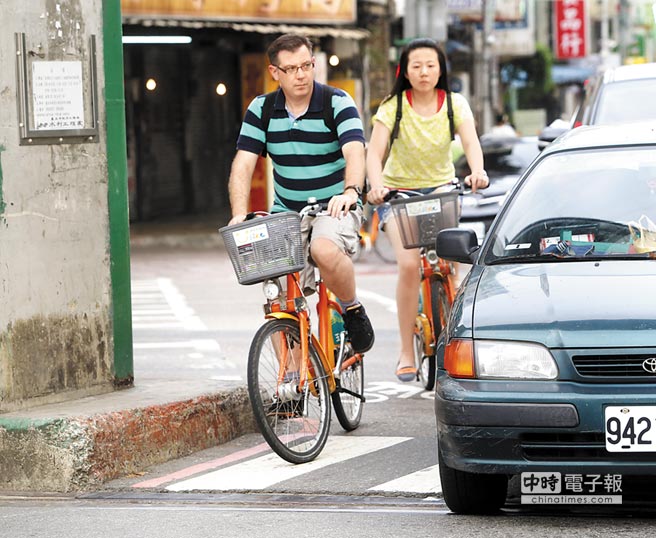 國民黨臺北市長參選人連勝文日前才提出YouBike政策，但“車不讓人”的投訴卻越來越多，今年至今已超過700件。昨（31）日被問到相關情形該如何因應時表示，計劃將臺北市的自行車道長度增加至70公里，希望解決潛在的交通事故問題。