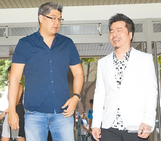 國民黨臺北市長參選人連勝文（左）與音樂人黃國倫一起參加主日禮拜。（臺媒圖）