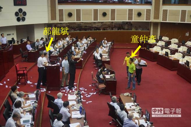 臺北市長郝龍斌下午前往議會備詢，遭民進黨議員童仲彥丟假鈔，議事一度中斷