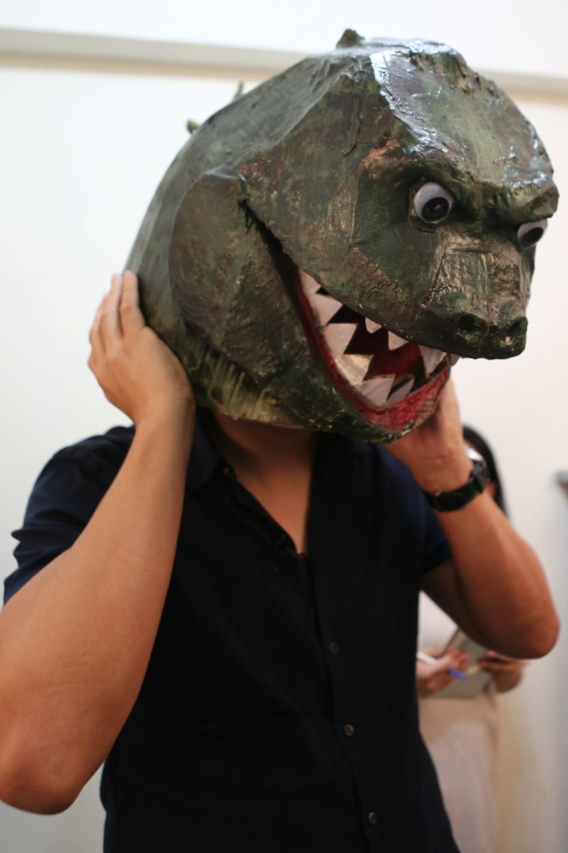 連勝文參觀3D列印技術，戴著用3D列印做成的恐龍頭試戴喊“凍蒜”