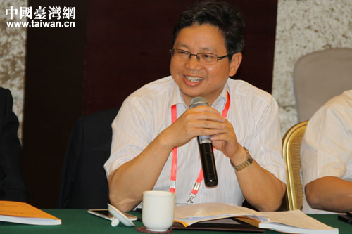 全國臺聯副會長楊毅周在分組討論中發言