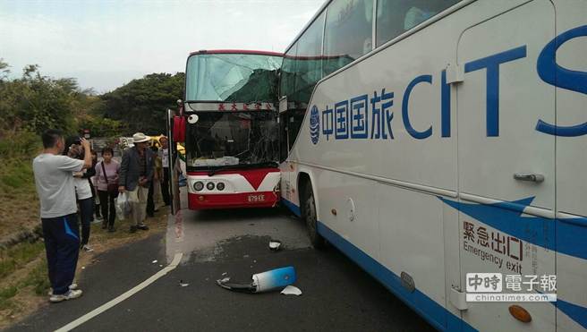 　2輛載有大陸游客的旅遊大巴車在臺灣墾丁貓鼻頭公園對撞，車上26人送醫治療