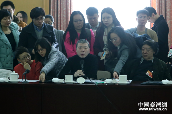 全國政協委員馮小剛參加全國政協會議文藝組小組討論，呼籲繁體字回歸課本。