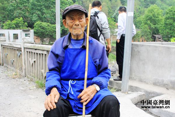 　　96歲的樂山雙橋村村民王國升參與了樂西公路五洞橋的修建。（台灣網 宣玲玲 攝）