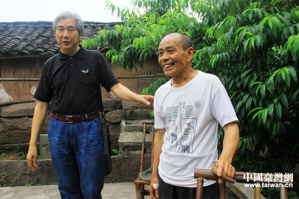 抗戰文化專家、學者岱峻（左）與傅斯年舊居主人張家友。（台灣網 宣玲玲 攝）