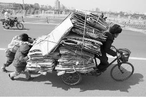 小孩帮老爷爷推车.记者 黄一冰 摄(资料图)