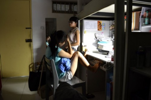 创作耗时两个月,其间,黄燕深入广西大学女生宿舍拍摄,真实地记录了女