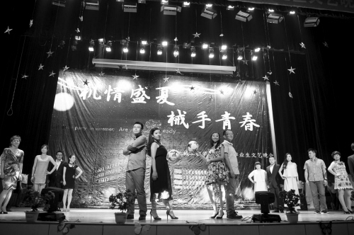大學畢業也瘋狂 不茍言笑的博導帶頭走“貓步”