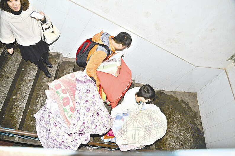 孝南高中宿舍樓夜間起火 記者採訪遭到暴力阻撓(圖)