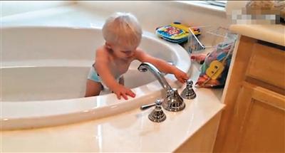 國外1歲半寶寶在家獨立穿衣洗澡視頻走紅(圖)