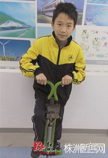 醴陵小學生發明的可控次數跳跳桿，獲得全省青少年科技創新比賽金獎。圖為一學生在試玩可控次數跳跳桿 記者 何春林 攝