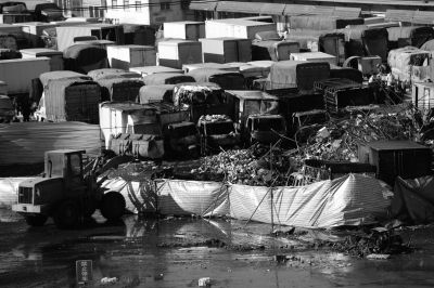 大洋路菜市場起火，現場停放著被燒燬的廂式貨車。京華時報記者譚青攝