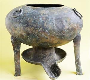 原文配圖：海昏侯墓中出土了目前發現最早的火鍋和裝有芋頭的蒸餾器。