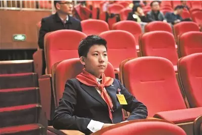 拋開阿瑪尼，深圳14歲少年列席兩會合規嗎？