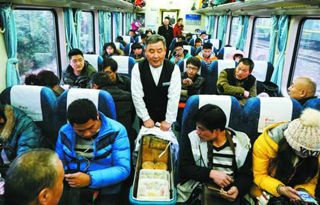 1月21日,K527次列車工作人員在車廂售賣15元的盒飯。