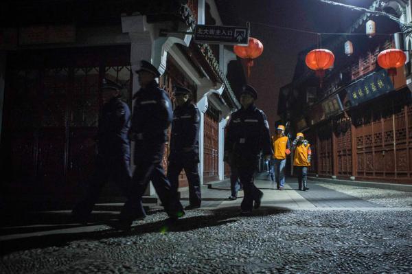 2月7日，除夕夜，上海閔行區，民警和平安志願者在七寶古鎮內巡邏。七寶古鎮雖在外環外，但也屬禁放區域之一。 澎湃新聞記者 楊深來 圖