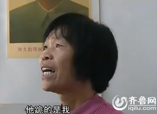 淄博男子火車站跪地淚別父母背後 繼母:他主要是跪我（視頻截圖）