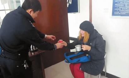 高速交警為俄羅斯女子送上吃的和喝的N14