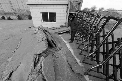 洗煤廠大門內路面高高拱起。
