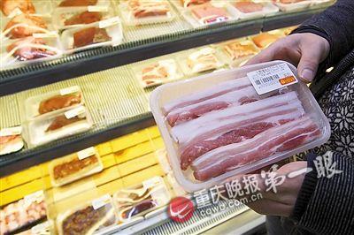 女子買排骨燈光下又紅又嫩 拿回家一看灰撲撲的