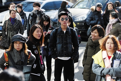 15日,中國傳媒大學藝考現場,一名男生在等待入場。