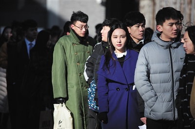 15日,中央戲劇學院,寒風中考生在排隊等待進入考場。