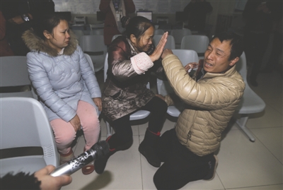 韦进林向妻子和岳母下跪道歉