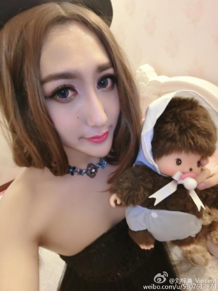 蛇精男自誇長得好看 整容美得堪比殺阡陌（組圖）
