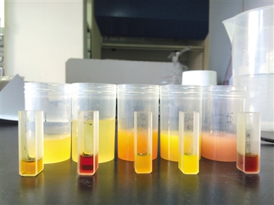 5種果汁樣品和加試劑後顏色變化的對比圖。