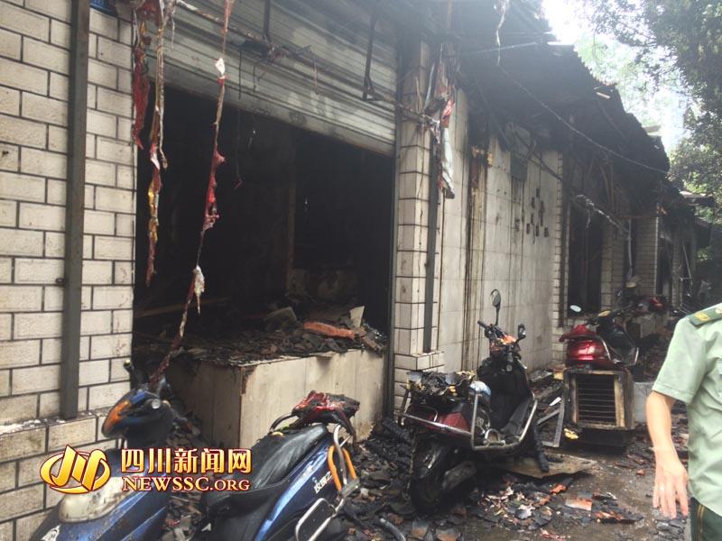 成都鬧市一街道發生火災 多家餐館被燒精光(圖)