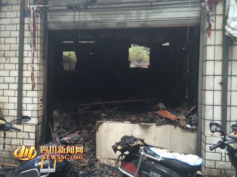 成都鬧市一街道發生火災 多家餐館被燒精光(圖)