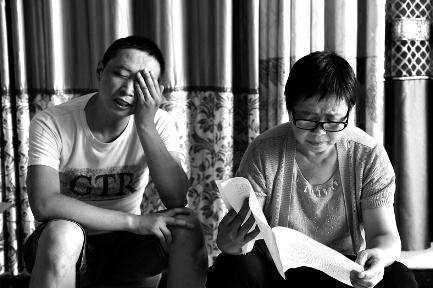 昨日中午12時許，在柞水縣城的家中，柯長桂拿著6頁的判決書看了有半個多小時。她的兒子在旁邊忍不住落淚