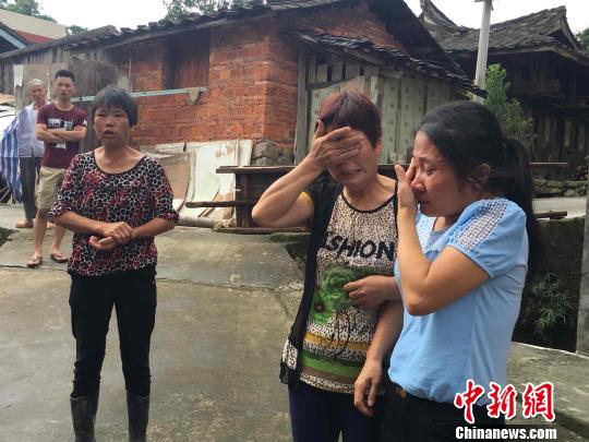 颱風過後女子尋找父親：“非常後悔沒有常回來看他”