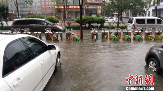 山西太原強降雨天氣致多輛汽車被淹行人舉步維艱