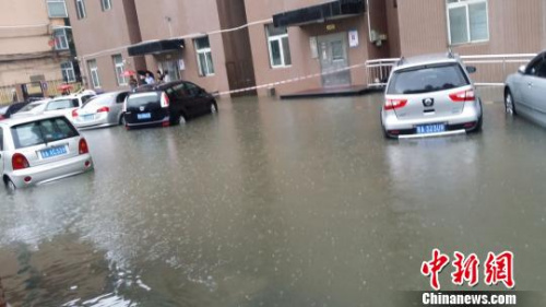 山西太原強降雨天氣致多輛汽車被淹 行人舉步維艱