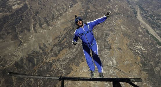 不帶降落傘7600米高空跳傘 男子成功創歷史
