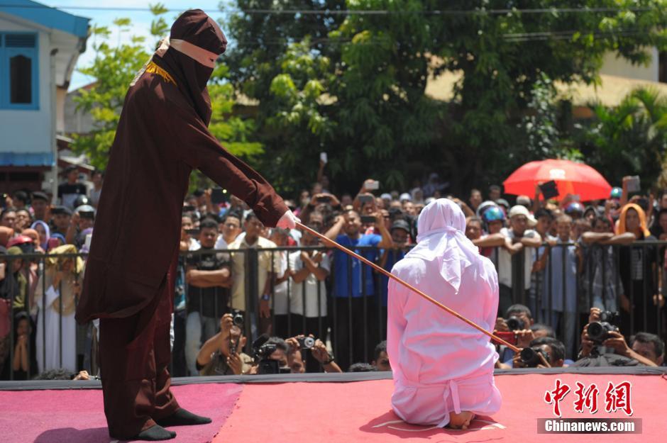 印尼婦女因婚外情遭當眾鞭笞 民眾圍觀拍照