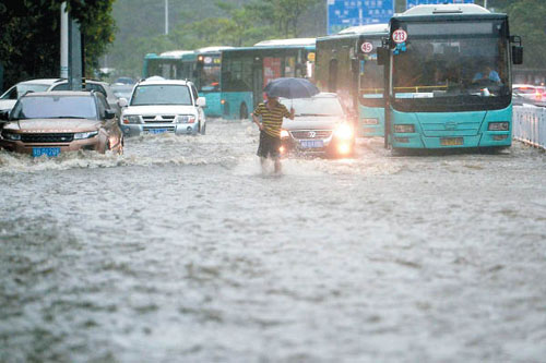 深圳因地下水管問題多多，每逢暴雨都會造成多處積水。（香港《東方日報》網站）