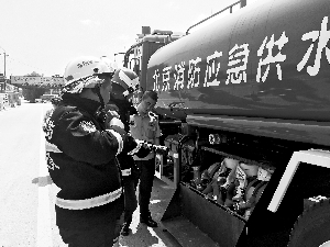 李磊的“民間消防隊”在大石窩鎮家喻戶曉，三年免費參與滅火60余次。圖為消防隊在日常訓練和實戰滅火工作中的情況。
